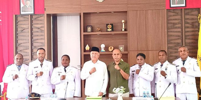 Pimpin Sertijab, Bupati Kaimana Minta Kepala Distrik Layani Masyarakat dengan Baik