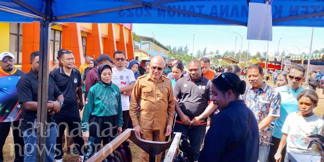 Buka Gebyar UMKM HUT Kaimana, Bupati Hasan Ajak Masyarakat Beli Produk Lokal