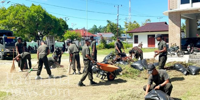 Wujud Kepedulian Lingkungan, Yonif TP 864/NN Bersihkan Kantor Distrik Kaimana
