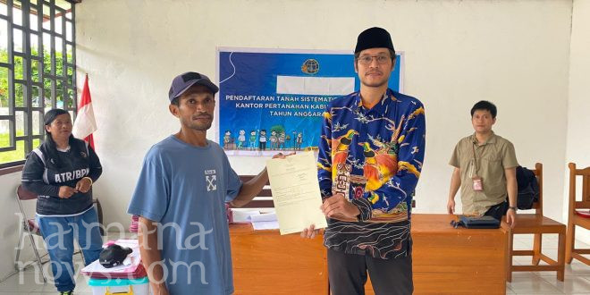 Kantah Kaimana Serahkan 125 Sertipikat Tanah PTSL ke Warga Kampung Sisir