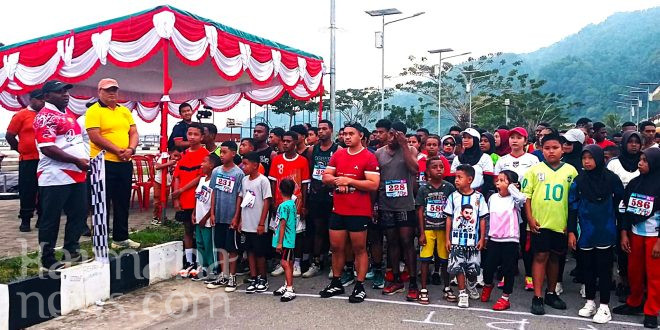 Wabup Kaimana Isak Waryensi Lepas Lomba Lari 10 Kilometer Meriahkan HUT 81 RI  