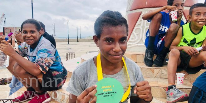 Datang Dari Kampung Hia Buruway, Hermina Kawa Jadi Putri Pertama Capai Finis Lomba Lari 10KM HUT RI