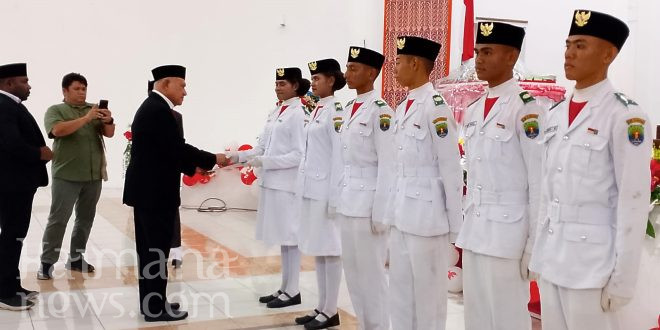Sukses Laksanakan Tugas, Bupati Kaimana Serahkan Sertifikat Penghargaan untuk Anggota Paskibra
