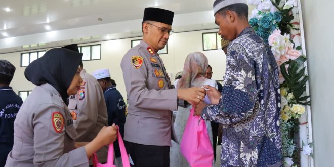Kapolres Kaimana Beri Bingkisan untuk Anak Ponpes pada Peringatan Maulid Nabi Muhammad