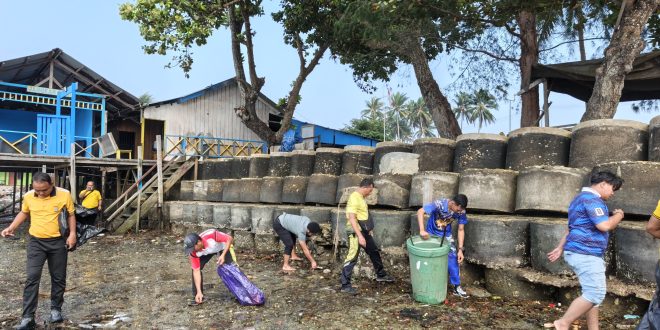 Polres Kaimana Gandeng Masyarakat Gelar Green Policing di Kawasan Pantai Bantemi